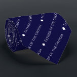 Cravate Le Père de la Groom Carrelé blanc Texte sur bleu m<br><div class="desc">Ce cravate bleu marine amusant est l'accessoire parfait pour le père du marié à votre mariage. Il présente un design simple mais élégant avec le mot "Père de la chambre" écrit dans une police blanche sophistiquée tout en majuscules, et se répétant dans un motif en diagonale avec séparateurs de losange....</div>
