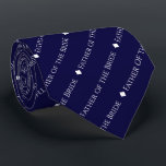 Cravate Le père de la mariée en carreaux blancs Texte sur<br><div class="desc">Ce cravate bleu marine est l'accessoire parfait pour le père de la mariée à votre mariage. Il présente un design de texte simple mais élégant avec le mot "Père de la Mariée" écrit dans une police blanche sophistiquée tout en majuscules. De petits diamants séparent le texte, donnant à la cravate...</div>