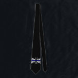 Cravate Ligne Bleue fine - Royaume-Uni<br><div class="desc">"Ligne bleue mince" est un terme qui fait généralement référence au concept de police comme étant la ligne qui empêche la société de sombrer dans le chaos violent[1]. Le "bleu" dans la "fine ligne bleue" fait référence à la couleur bleue des uniformes de nombreux services de police. C'est la version...</div>