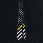 Cravate Ligne jaune mince monogramme de drapeau américain<br><div class="desc">Cette cravate comporte un drapeau américain noir et blanc avec la ligne jaune mince conception qui a la bannière étoilée sur un arrière - plan noir et des initiales décorées d'un monogramme qu'il faut que vous personnalisiez dans un manuscrit blanc classique. Perfectionnez pour des expéditeurs. Portez-la dans le style !...</div>