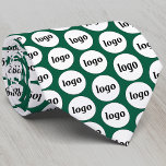 Cravate Logo simple Motif d'affaires Forest Green<br><div class="desc">Logo simple design motif pour favoriser la fidélité de la marque et promouvoir votre petite entreprise. Idéal comme uniforme et pour un salon professionnel ou un événement d'entreprise. Remplacez le logo par le vôtre et changez la couleur de l'arrière - plan vert de la forêt dans l'outil de conception pour...</div>