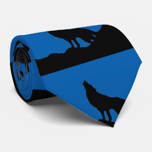 Cravate Loup noir bleu solitaire debout sur une colline Si