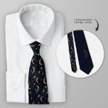 Cravate Lune céleste bleue de minuit et étoiles<br><div class="desc">Pour un marié à la recherche de raffinement raffiné, notre cravate Céleste Bleu de minuit offre une touche exquise d'élégance personnalisée. Élevez votre ensemble mariage avec l'occasion de customiser ce design époustouflant avec vos noms et date mariage. Le thème mariage céleste symbolise l'unité et l'harmonie universelles, ce qui en fait...</div>