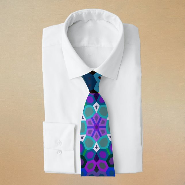 Cravate Mandala Hexagonal Bleu Jaune Rouge et Vert (Blue Yellow Red and Green Hexagon Mandala Neck Tie by Wormhole Orbital)