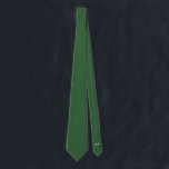Cravate Mariage des initiales Hunter Green Groom et Grooms<br><div class="desc">Des cravates de Hunter Green pour le marié et ses groomsmen pour égaler les différentes suites mariages. Caché sur le dos, vous pouvez facilement personnaliser les initiales afin qu'il n'y ait aucune erreur sur qui la cravate appartient à qui ! La couleur et la police des initiales ainsi que la...</div>