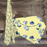 Cravate Mariage d'Eucalyptus bleu jaune et bleu ciel<br><div class="desc">Un motif d'eucalyptus bleu poussiéreux peint à l'aquarelle s'agrippe contre un arrière - plan jaune solide.</div>
