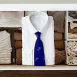 Cravate Marine bleu blanc nom motif écriture moderne<br><div class="desc">Personnalisez et ajoutez votre nom. Votre nom en tant que motif,  écrit avec un script de style à la mode. Arrière - plan bleu marine,  texte blanc.</div>