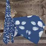 Cravate Marine et Dusty Blue Eucalyptus Mariage de verdure<br><div class="desc">Un cravate mariage bleu marine avec des sprigs d'eucalyptus bleu azur peints à l'eau sur un arrière - plan bleu marine clair solide.</div>