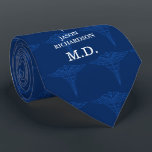 Cravate Marine faite sur commande de titre du nom | de<br><div class="desc">Cravate Médicale de caducée dans le bleu marine comportant une tache pour votre nom de destinataires de cadeau au titre médical.</div>