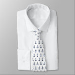 Cravate Marine nautique de motif d'Ancre sur le blanc<br><div class="desc">Une cravate unique comportant une marine élégante sur le motif blanc d'ancre.</div>