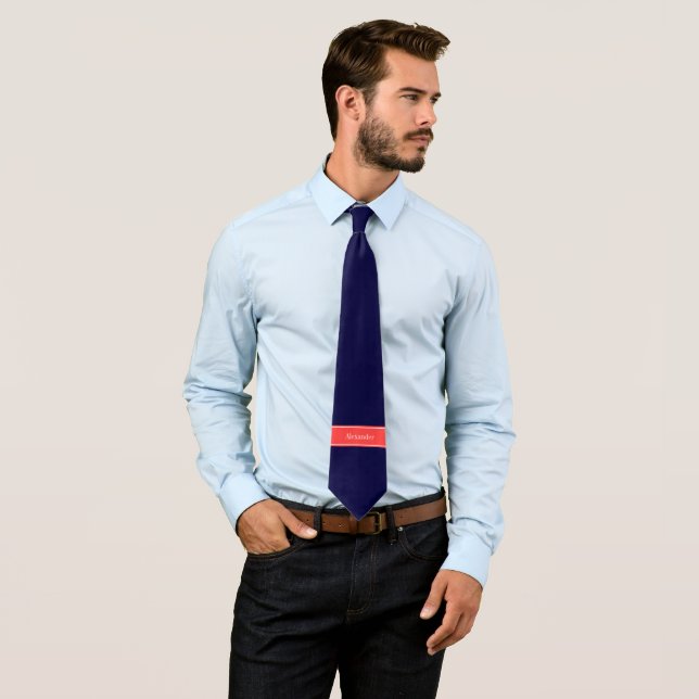 Cravate Marine solide Corail bleu Rouge Nom du ruban Monog (En situation)
