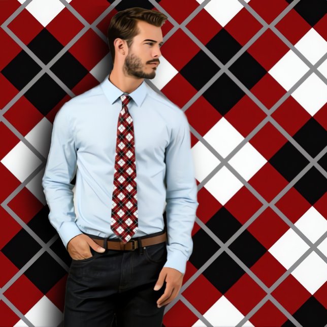 Cravate Maroon, noir, blanc et gris Jacquard Imprimer crav (Handsome man wearing maroon argyle necktie. Standing against maroon argyle patterned wall.)