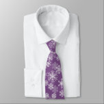 Cravate masculine - Flammes de neige de Noël<br><div class="desc">Cette cravate masculine est montrée en violet avec un imprimé de fêtes de Noël blanc. Customisez cet objet ou achetez tel quel.</div>