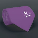 Cravate Mauve | Élégant Monogramme Nom | sur un côté<br><div class="desc">Une élégante cravate à un côté avec un monogramme blanc audacieux sur un arrière - plan mauve violet. En plus de ce monogramme est inscrit votre prénom ou nom de famille dans toutes les capitales. Si vous préférez un look plus audacieux pour le nom personnel à l'intérieur de la grande...</div>