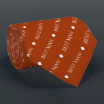 Cravate Meilleur homme répéter le texte blanc sur rouille<br><div class="desc">Ce cravate amusant est l'accessoire parfait pour le meilleur homme à votre mariage. Il présente un design simple mais élégant avec les mots "Best Man" écrit dans le style tout le texte blanc majuscule qui se répète dans un motif en diagonale sur un arrière - plan couleur rouille orange ou...</div>