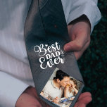 Cravate Meilleur papa cadeau de fille<br><div class="desc">Le jour de votre mariage, rappelez-vous avec votre père de l'adorable petit qu'il a été en lui donnant cette cravate personnalisée du père de la mariée qui vous met en vedette, vous et votre père, et votre photo d'enfance. Alternativement, surprenez-le avec ce geste doux comme cadeau de Fête des pères...</div>