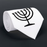 Cravate Menorah juive (symbole du judaïsme)<br><div class="desc">Ce dessin illustre une menorah, utilisée par les Juifs pour célébrer les huit jours fériés d'Hanoukka. La menorah est un chandelier à neuf branches qui est allumé pendant Hanoukka. Huit des neuf branches ont des lumières (bougies ou lampes à huile) qui symbolisent les huit nuits du jour férié ; chaque...</div>