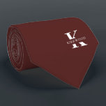 Cravate Merlot-Rouge Élégant Monogramme   Nom | Sur un côt<br><div class="desc">Une élégante cravate à un côté avec un monogramme blanc audacieux sur un arrière - plan Merlot-Rouge profond. En plus de ce monogramme est inscrit votre prénom ou nom de famille dans toutes les capitales. Plus de 40 couleurs uniques sont disponibles en version unilatérale et biface. Vous pouvez les parcourir...</div>