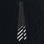 Cravate Mince Gris Line American Flag Monogramme<br><div class="desc">Cette cravate est dotée d'un drapeau américain noir et blanc avec une ligne gris mince qui a des étoiles et des rayures sur un arrière - plan noir et des initiales monogrammées pour vous permettre de personnaliser dans un script blanc classique. Parfait pour les agents correctionnels. Portez-le dans le style...</div>