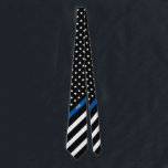Cravate Mince Ligne bleue Police American Flag Monogramme<br><div class="desc">Cette cravate est dotée d'un drapeau américain noir et blanc avec une ligne bleue mince qui a des étoiles et des rayures sur un arrière - plan noir et des initiales monogrammées pour vous permettre de personnaliser dans un script blanc classique. Parfait pour les policiers. Portez-le dans le style !...</div>