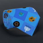 Cravate Minorah dreidels étoile<br><div class="desc">Célébrez huit jours et huit nuits du Festival des lumières avec des cartes Hanoukka et des cadeaux. La fête des lumières est ici. Allumez la menorah, jouez avec le dreidel et festoyez sur les latkes et les sufganiyots. Célébrez l'esprit d'Hanoukka avec vos amis, votre famille et vos proches en leur...</div>