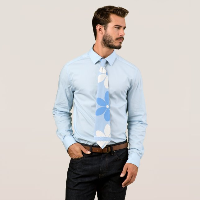 CRAVATE MODÈLE FLORAL D'ÉTÉ SKY GRANDE FLEUR BLANCHE BLEUE (En situation)