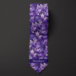 Cravate Monogramme botanique pourpre<br><div class="desc">Obtenez un look raffiné avec notre Cravate de Monogramme Botanique Violet. Le monogramme botanique en violet ajoute une touche d'élégance et de style à votre tenue mariage. Associez-le à nos chaussettes assorties pour un look coordonné et sophistiqué.</div>