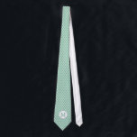 Cravate Monogramme de Quatrefoil<br><div class="desc">Motif à feuille de quatrefoil vert et blanc avec monogramme.</div>