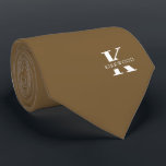 Cravate Monogramme élégant Brown arachide   Nom<br><div class="desc">Une cravate élégante avec un monogramme blanc audacieux sur un arrière - plan Brown de cacahuètes. En plus de ce monogramme est inscrit votre prénom ou nom de famille dans toutes les capitales. Si vous préférez un look plus audacieux pour le nom personnel à l'intérieur de la grande lettre, vous...</div>