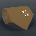 Cravate Monogramme Élégant Brown Arachide   Nom Un Côté<br><div class="desc">Une élégante cravate à un côté avec un monogramme blanc audacieux sur un arrière - plan Brown de cacahuètes. En plus de ce monogramme est inscrit votre prénom ou nom de famille dans toutes les capitales. Si vous préférez un look plus audacieux pour le nom personnel à l'intérieur de la...</div>
