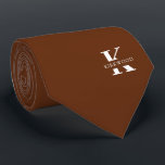 Cravate Monogramme Élégant Brown de cannelle   Nom Un Côté<br><div class="desc">Une élégante cravate à un côté avec un monogramme blanc audacieux à travers un riche arrière - plan Brown Cinnamon. En plus de ce monogramme est inscrit votre prénom ou nom de famille dans toutes les capitales. Si vous préférez un look plus audacieux pour le nom personnel à l'intérieur de...</div>