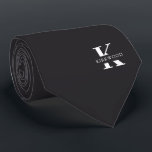 Cravate Monogramme élégant gris charbon   Nom | Sur un côt<br><div class="desc">Une élégante cravate à un côté avec un monogramme blanc audacieux sur un arrière - plan gris charbon. En plus de ce monogramme est inscrit votre prénom ou nom de famille dans toutes les capitales. Plus de 40 couleurs uniques sont disponibles en version unilatérale et biface. Vous pouvez les parcourir...</div>
