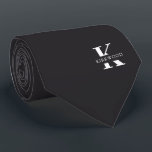 Cravate Monogramme élégant gris charbon   Nom | Sur un côt<br><div class="desc">Une élégante cravate à un côté avec un monogramme blanc audacieux sur un arrière - plan gris charbon. En plus de ce monogramme est inscrit votre prénom ou nom de famille dans toutes les capitales. Plus de 40 couleurs uniques sont disponibles en version unilatérale et biface. Vous pouvez les parcourir...</div>