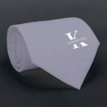 Cravate Monogramme élégant gris pièce   Nom | Sur un côté<br><div class="desc">Une élégante cravate à un côté avec un monogramme blanc audacieux sur un arrière - plan gris pièce. En plus de ce monogramme est inscrit votre prénom ou nom de famille dans toutes les capitales. Si vous préférez un look plus audacieux pour le nom personnel à l'intérieur de la grande...</div>