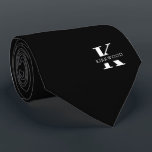 Cravate Monogramme Élégant | Noir Blanc<br><div class="desc">Une cravate élégante présentant un monogramme blanc gras sur fond noir. Au-dessus de ce monogramme figure votre prénom ou nom en majuscules.</div>