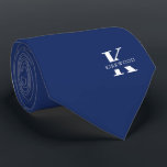 Cravate Monogramme élégant   Nom | bleu marine | Deux côté<br><div class="desc">Une élégante cravate recto-verso avec un monogramme blanc audacieux sur un arrière - plan bleu marine. En haut de ce monogramme se trouve votre prénom ou votre nom de famille épelé dans toutes les capitales. Si vous préférez un look plus audacieux pour le nom personnel à l'intérieur de la grande...</div>