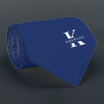 Cravate Monogramme élégant   Nom | bleu marine | Sur un cô<br><div class="desc">Une cravate élégante avec un monogramme blanc audacieux sur un arrière - plan bleu marine. En haut de ce monogramme se trouve votre prénom ou votre nom de famille épelé dans toutes les capitales.</div>