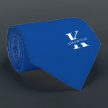 Cravate Monogramme élégant   Nom | Lapis bleu | Sur un côt<br><div class="desc">Une cravate élégante avec un monogramme blanc audacieux sur un arrière - plan bleu Lapis profond. En haut de ce monogramme se trouve votre prénom ou votre nom de famille épelé dans toutes les capitales.</div>