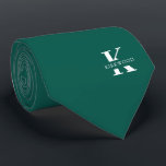 Cravate Monogramme élégant   Nom | Vert pin | Sur un côté<br><div class="desc">Une élégante cravate à un côté avec un monogramme blanc audacieux sur un arrière - plan vert pin profond. En haut de ce monogramme se trouve votre prénom ou votre nom de famille épelé dans toutes les capitales.</div>