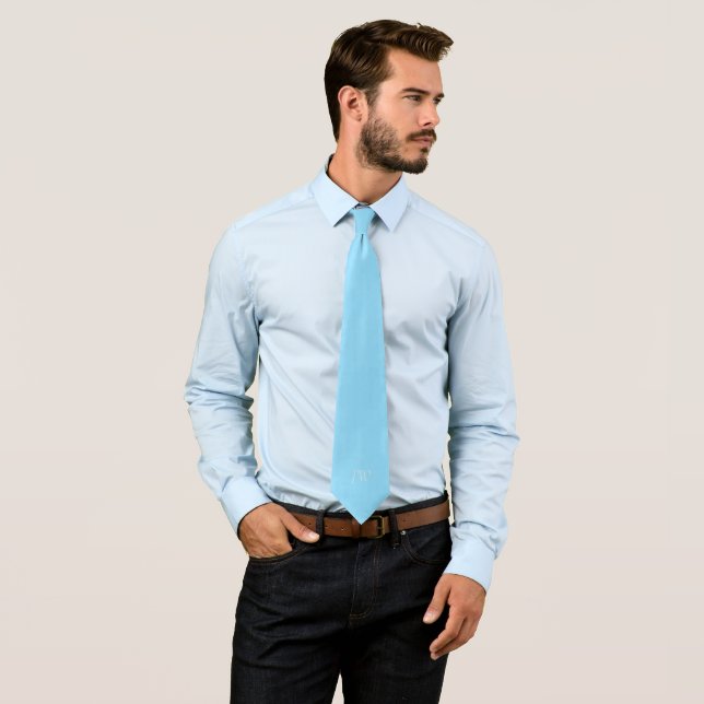 Cravate monogramme en bleu simple (En situation)