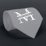 Cravate Monogramme et nom de gris élégant personnalisé<br><div class="desc">Monogramme et cadeaux de nom élégants personnalisés avec monogramme personnalisé dans le style de police serif classique avec boîte de nom au milieu du monogramme.</div>