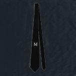 Cravate Monogramme et nom personnalisés<br><div class="desc">Monogramme personnalisé et cadeaux de nom avec monogramme personnalisé et nom dans le style de police serif classique.

Parfait comme cadeaux de fête des pères pour papa,  cadeaux pour grand-père,  mari,  marié,  meilleur homme,  groomsmen et plus.</div>