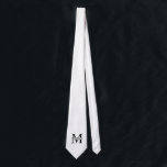 Cravate Monogramme et nom personnalisés<br><div class="desc">Monogramme personnalisé et cadeaux de nom avec monogramme personnalisé et nom dans le style de police serif classique.

Parfait comme cadeaux de fête des pères pour papa,  cadeaux pour grand-père,  mari,  marié,  meilleur homme,  groomsmen et plus.</div>