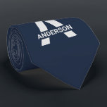 Cravate Monogramme fractionné moderne Nom initial gris ble<br><div class="desc">Cravate moderne et simple, personnalisée avec votre choix d'origine. Ce design minimaliste et masculin présente une typographie sans serif surdimensionnée et audacieuse en gris argenté sur un arrière - plan bleu foncé. Le modèle est configuré pour que vous puissiez modifier la lettre et ajouter votre nom ou nom de famille....</div>