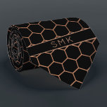 Cravate Monogramme géométrique moderne Black Rose Gold Foi<br><div class="desc">Lien de Monogramme Géométrique Noir et Rose moderne dans un motif élégant d'hexagones en or rose cuivre sur un élégant arrière - plan noir. Facile à customiser avec du texte, des polices et des couleurs. Créé par le designer pro de Zazzle BK Thompson © exclusivement pour Cedar et String; veuillez...</div>