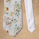 Cravate Monogramme imprimé sur la vie morte florale coloré<br><div class="desc">Il s'agit d'une cravate de taille standard avec un motif fleuri coloré avec un arrière - plan de couleur platine. Modifiez facilement les initiales subtiles et imprimées en monogramme, en utilisant le Modèle fourni. [Le monogramme sera centré et droit, contrairement à la photo maquillée.] Les dimensions sont de 55" de...</div>