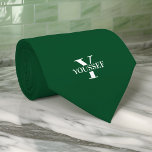 Cravate Monogramme minimaliste vert émeraude<br><div class="desc">Faites une déclaration avec ce cravate monogrammé Emerald Green Minimalist unique en son genre ! Personnalisée avec votre monogramme et votre nom,  cette cravate de cravate commande l'attention tout en ajoutant une touche de sophistication à votre garde-robe.</div>