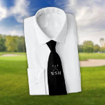 Cravate Monogramme Personnalisé Club De Golf Noir Et Blanc<br><div class="desc">Personnalisez le monogramme en typographie classique pour créer un cadeau de golf unique et garder le saké pour n'importe quel golfeur. Conçu par Thisisnotme©</div>
