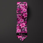 Cravate Monogramme rose et noir<br><div class="desc">Faites une déclaration élégante avec notre Cravate Monogramme rose et noir Floral. Le mélange de rose et de noir et le monogramme floral donnent un aspect audacieux et charmant. Ne manquez pas l'occasion d'explorer nos chaussettes assorties pour compléter votre ensemble.</div>
