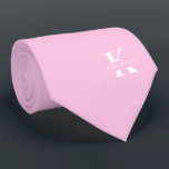 Cravate Monogramme rose vif élégant   Nom | Deux Côtés<br><div class="desc">Une cravate élégante avec un monogramme blanc audacieux sur un arrière - plan rose pâle. En plus de ce monogramme est inscrit votre prénom ou nom de famille dans toutes les capitales. Si vous préférez un look plus audacieux pour le nom personnel à l'intérieur de la grande lettre, vous pouvez...</div>